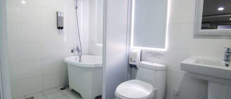 Une salle de bain moderne équipée d’une douche, de toilettes et d’un lavabo.