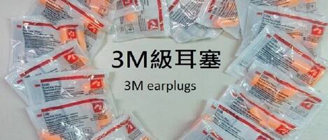 Una colección de tapones para los oídos 3M en embalaje de plástico dispuestos en un círculo.