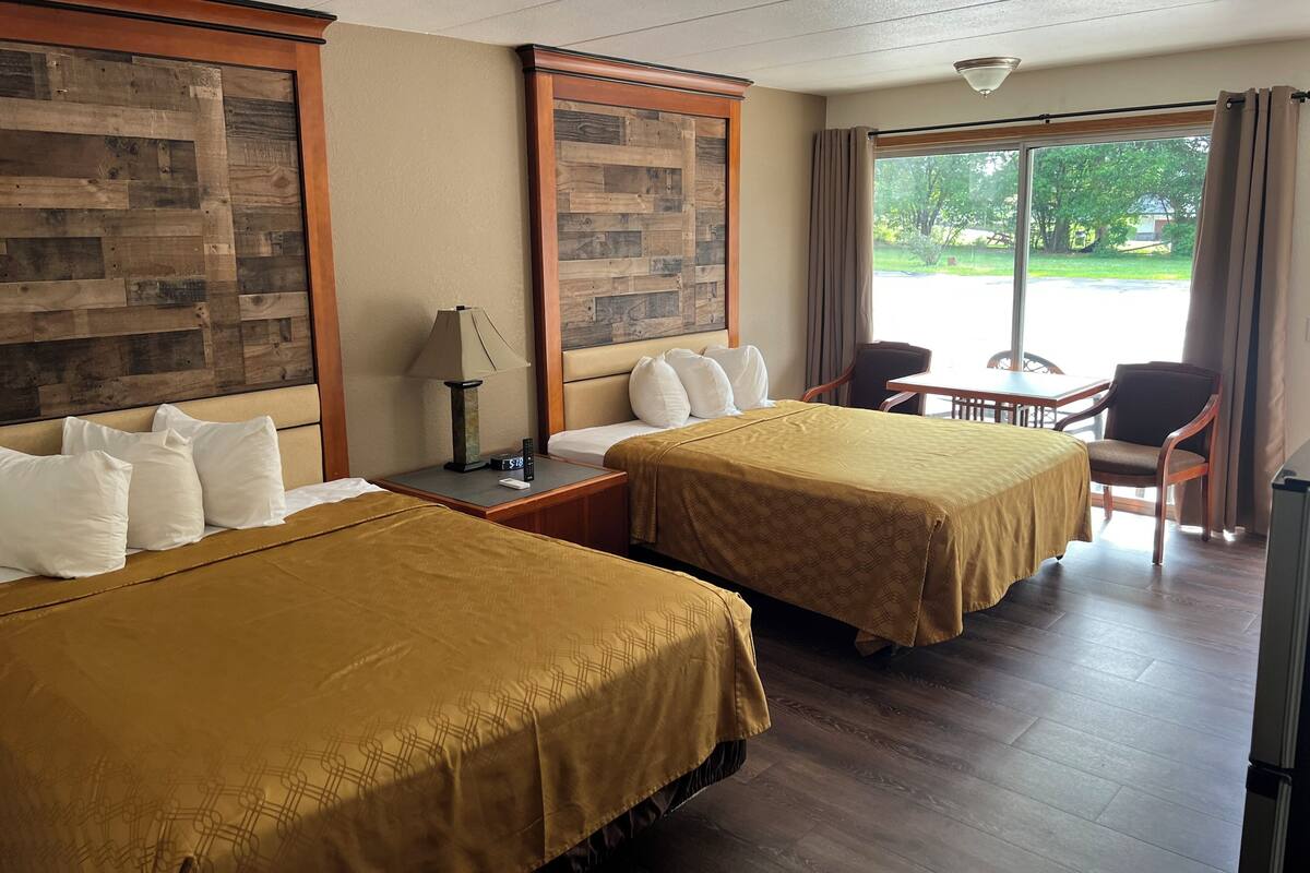 Family Suite Pet Friendly South Building | Soundproofing, iron/ironing board, WiFi (free), bed sheets