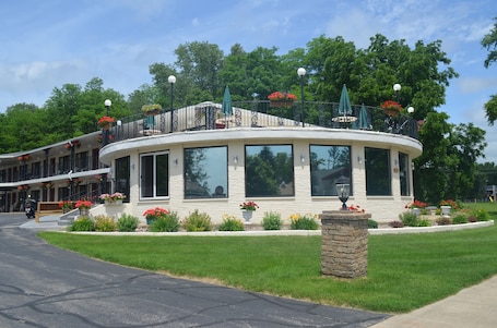 Front of property. Amber's Inn & Suites