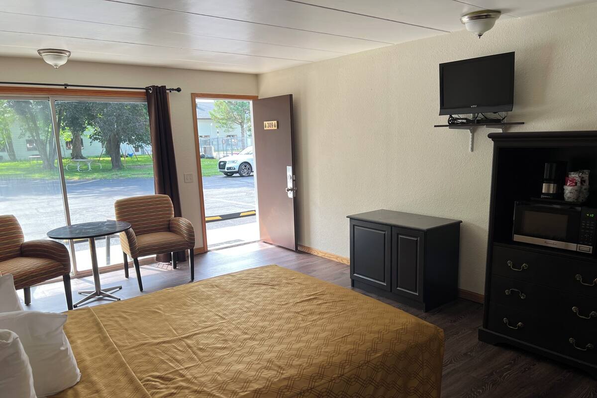 Queen Room Pet Friendly South Building | Soundproofing, iron/ironing board, WiFi (free), bed sheets