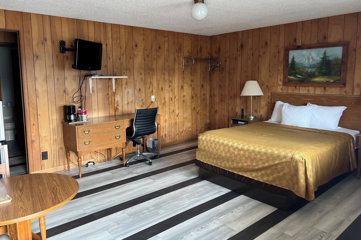 Family Suite, 2 Bedrooms, Non Smoking, Refrigerator & Microwave | Soundproofing, iron/ironing board, free WiFi, bed sheets