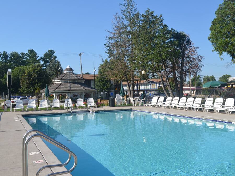 Sesongbasert utendørsbasseng og solsenger