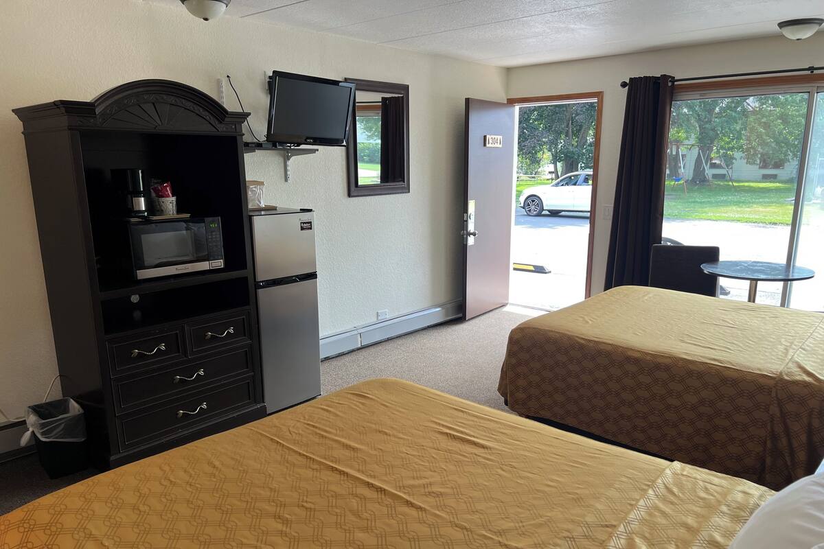 2 Queen Room Pet Friendly South Building | Soundproofing, iron/ironing board, WiFi (free), bed sheets