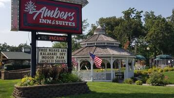 A sign for Amber's Inn & Suites with a vacancy notice, a gazebo, and a sign for Free Noahs Ark Kalahari Dry Indoor Park.