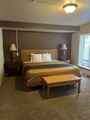 تجهيزات عازلة للصوت ومكواة/لوح كي وواي فاي مجانًا وملاءات أسرّة