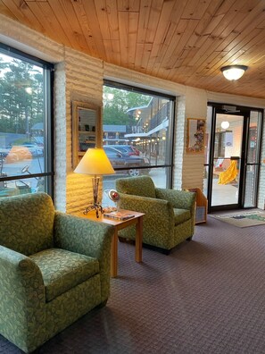 Reception - Amber's Inn & Suites (Wisconsin Dells)