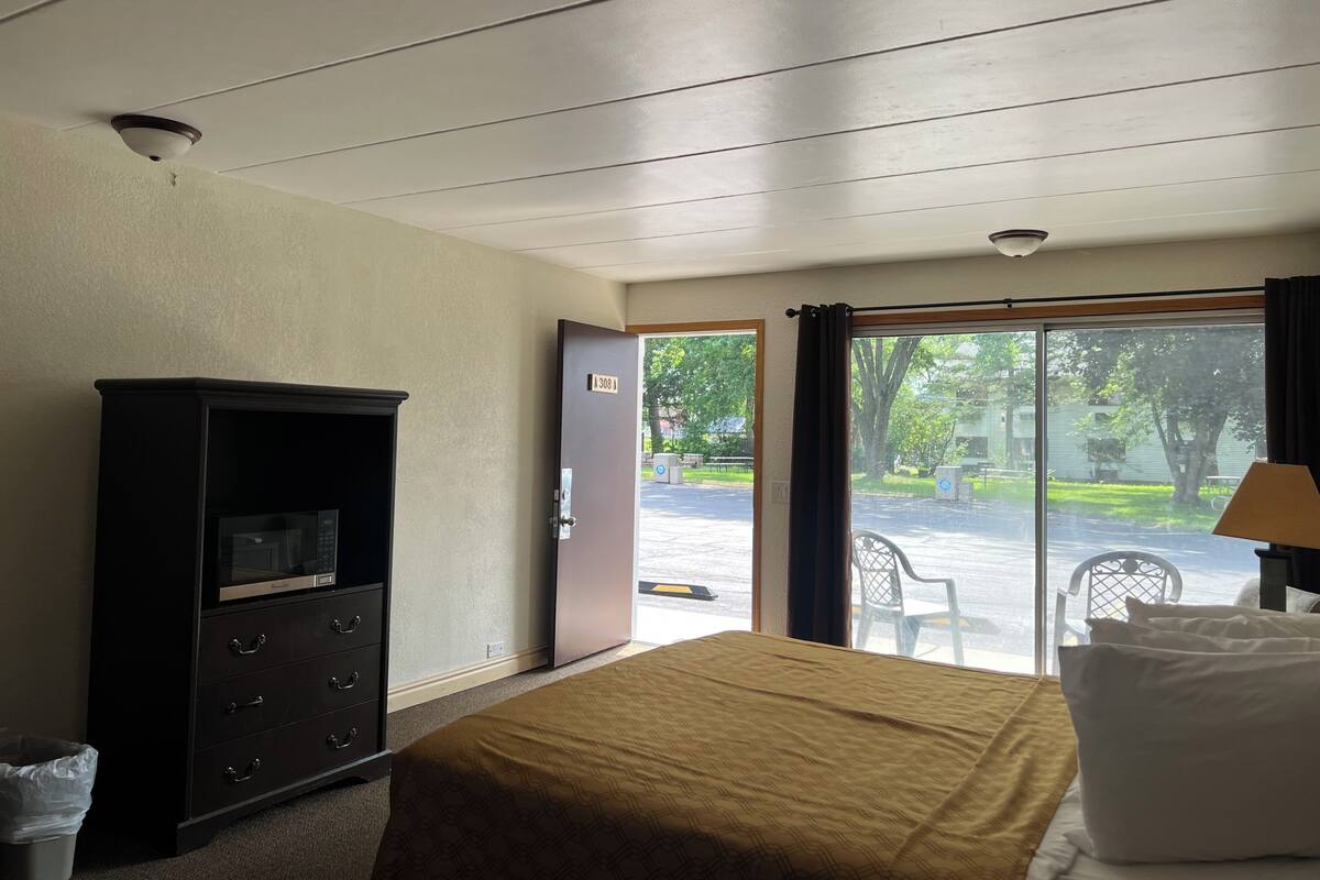 King Bed Pet Friendly South Building | Soundproofing, iron/ironing board, WiFi (free), bed sheets