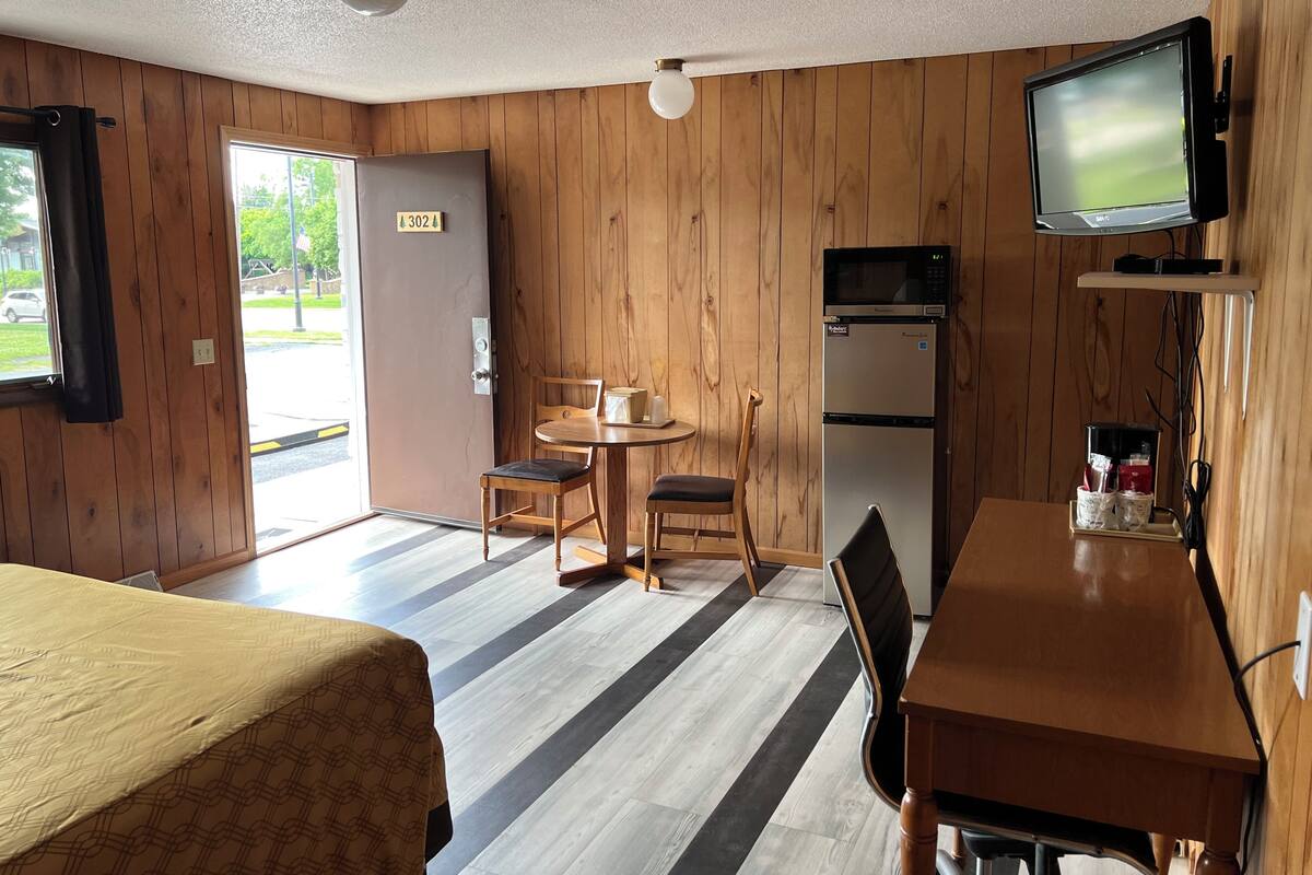 2 Room Suite Pet Friendly South Building | Soundproofing, iron/ironing board, WiFi (free), bed sheets