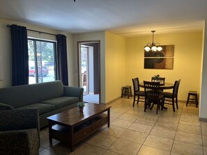 Condo família, 2 quartos | Quartos à prova de som, ferros/tábuas de passar roupa