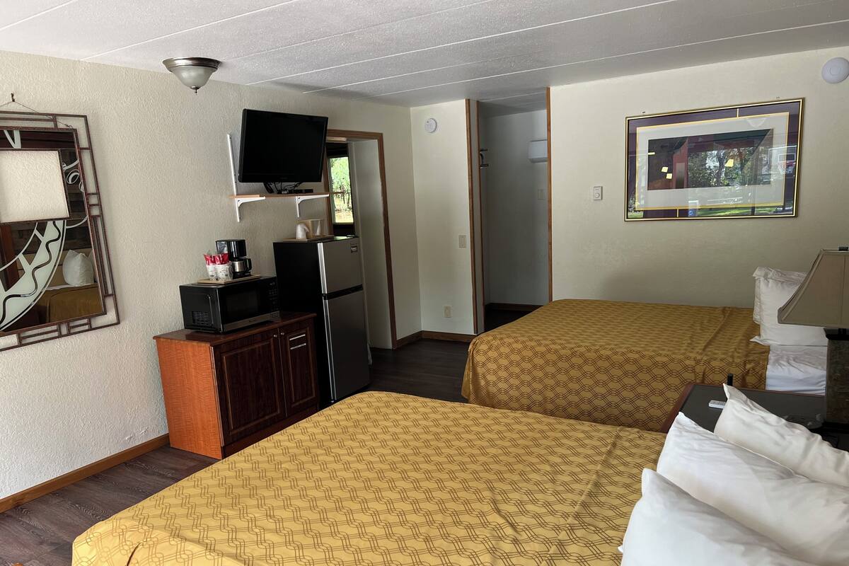 Family Suite, 2 Bedrooms, Non Smoking, Refrigerator & Microwave | Soundproofing, iron/ironing board, free WiFi, bed sheets