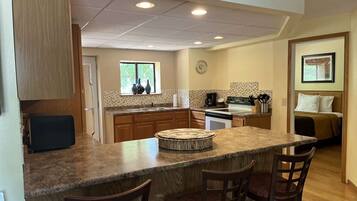 Condo familiar, 2 habitaciones | Insonorización, tabla de planchar con plancha y wifi gratis