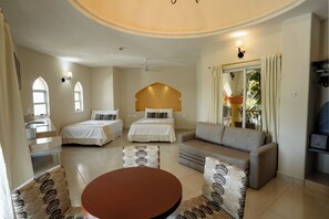 Caja de seguridad en la habitación y espacio para trabajar con laptop 