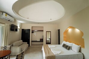 Junior kamer | Een kluis op de kamer, een laptopwerkplek, verduisterende gordijnen