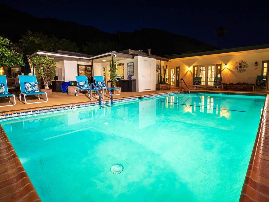 Außenpool, Sonnenschirme, Liegestühle