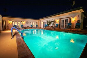 Piscina externa, guarda-sóis, espreguiçadeiras