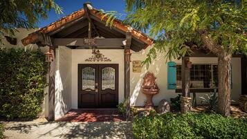 Vista frontal de la propiedad