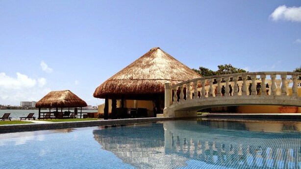 Outdoor pool, pool umbrellas - Casa Margarita Hotel Boutique (Cancun)