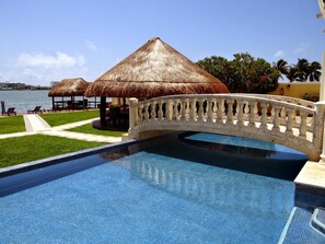 Outdoor pool, pool umbrellas - Casa Margarita Hotel Boutique (Cancun)