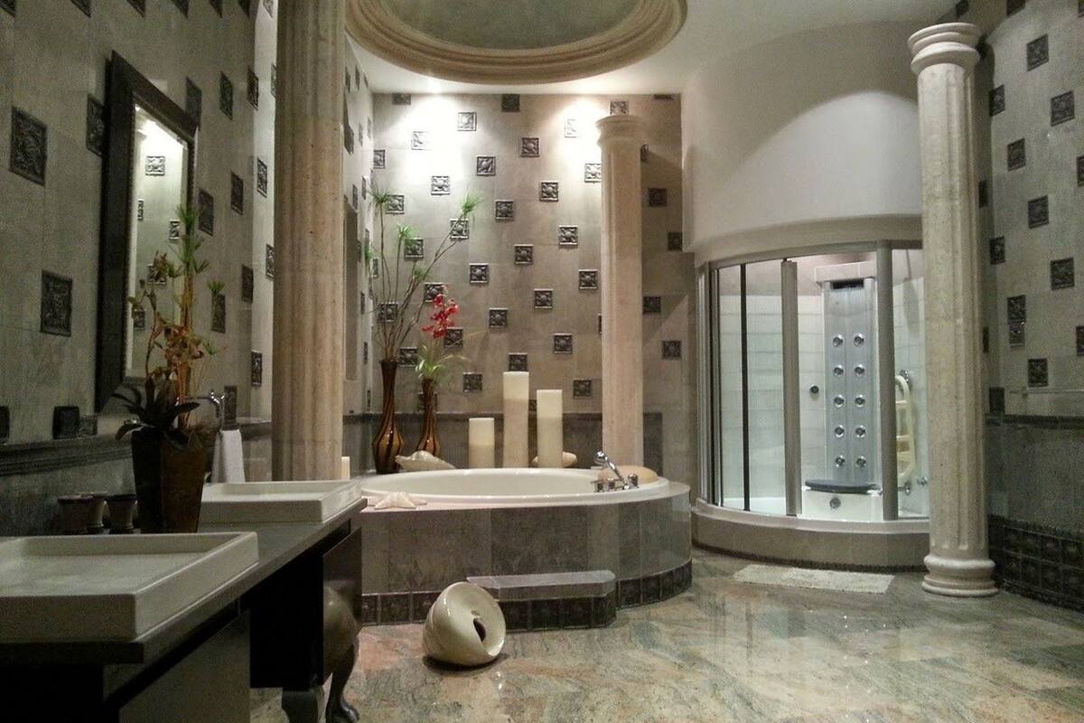 Suite, bubbelbad, uitzicht op lagune (Master) | Badkamer | Een bubbelbad, designer toiletartikelen, een haardroger, badjassen