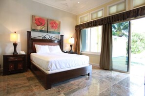 Suite | Safe på rommet, individuelt dekorert, skrivebord og strykejern/-brett