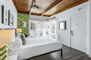 Standard Room, 1 King Bed | Premium bedding, in-room safe, iron/ironing board, free WiFi at The Three Fifty Hotel