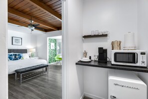  Deluxe Double Room, 1 King and 1 Queen | Private kitchenette | Fridge, coffee/tea maker - The Three Fifty Hotel (Palm Springs)