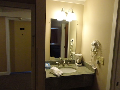 Waschbecken im Bad. Bangor Inn & Suites