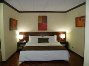 Premium bedding, in-room safe, desk, free cribs/infant beds - Hotel Villa Tournon (San Francisco)