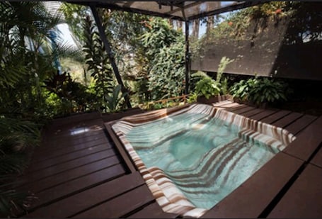 Outdoor spa tub. Hotel Villa Tournon