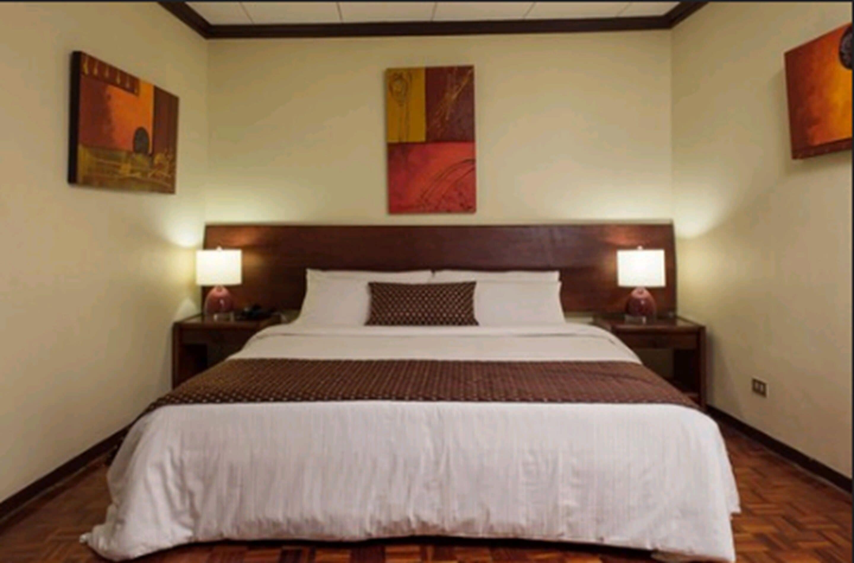 Ropa de cama de alta calidad y caja de seguridad en la habitación 