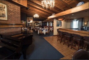 3 restaurants, international cuisine - Hotel Villa Tournon (San Francisco)