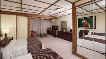 Habitación superior | Ropa de cama de alta calidad y caja de seguridad en la habitación