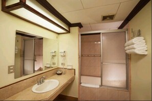 Habitación superior | Baño | Bañera, artículos de higiene personal gratuitos y secador de pelo