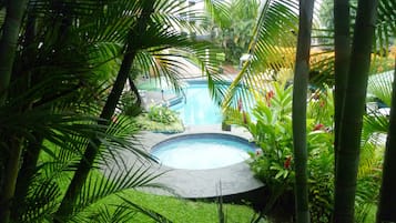 Piscine extérieure, chaises longues