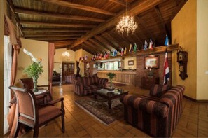 Lobby sitting area - Hotel Villa Tournon (San Francisco)