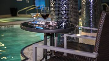 室内游泳池,日光浴躺椅