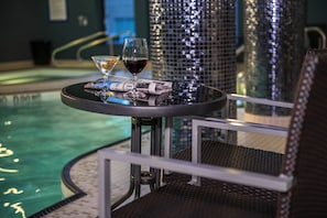 Una piscina techada, sillones reclinables de piscina