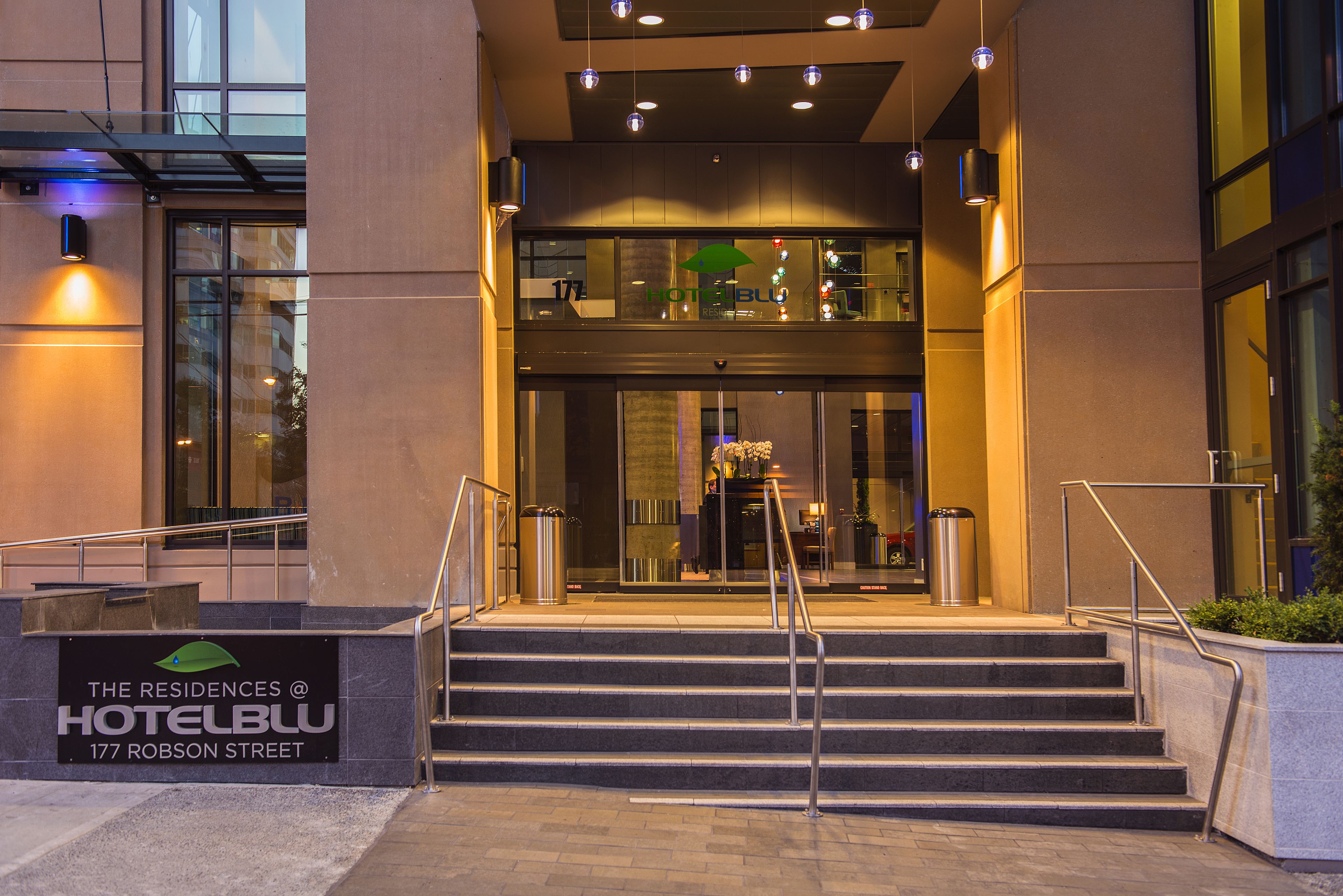 La entrada del Hotel Blu, con un letrero que indica su ubicación en el número 177 de Robson Street.