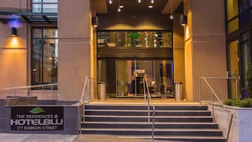 La entrada del Hotel Blu, con un letrero que indica su ubicación en el número 177 de Robson Street.