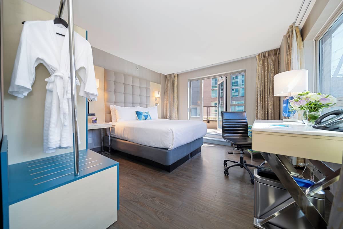 junior suite, 1 queen bed with sofa bed | 1 bedroom, premium bedding, pillow-top beds, in-room safe