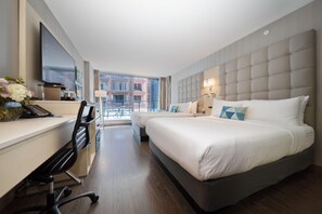 A modern hotel room with a large bed, a desk with a computer, a chair, and a TV. - Hotel Blu Vancouver (Vancouver)