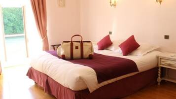 Standaard tweepersoonskamer, en-suite badkamer | Hypoallergeen beddengoed, een bureau, geluiddichte muren