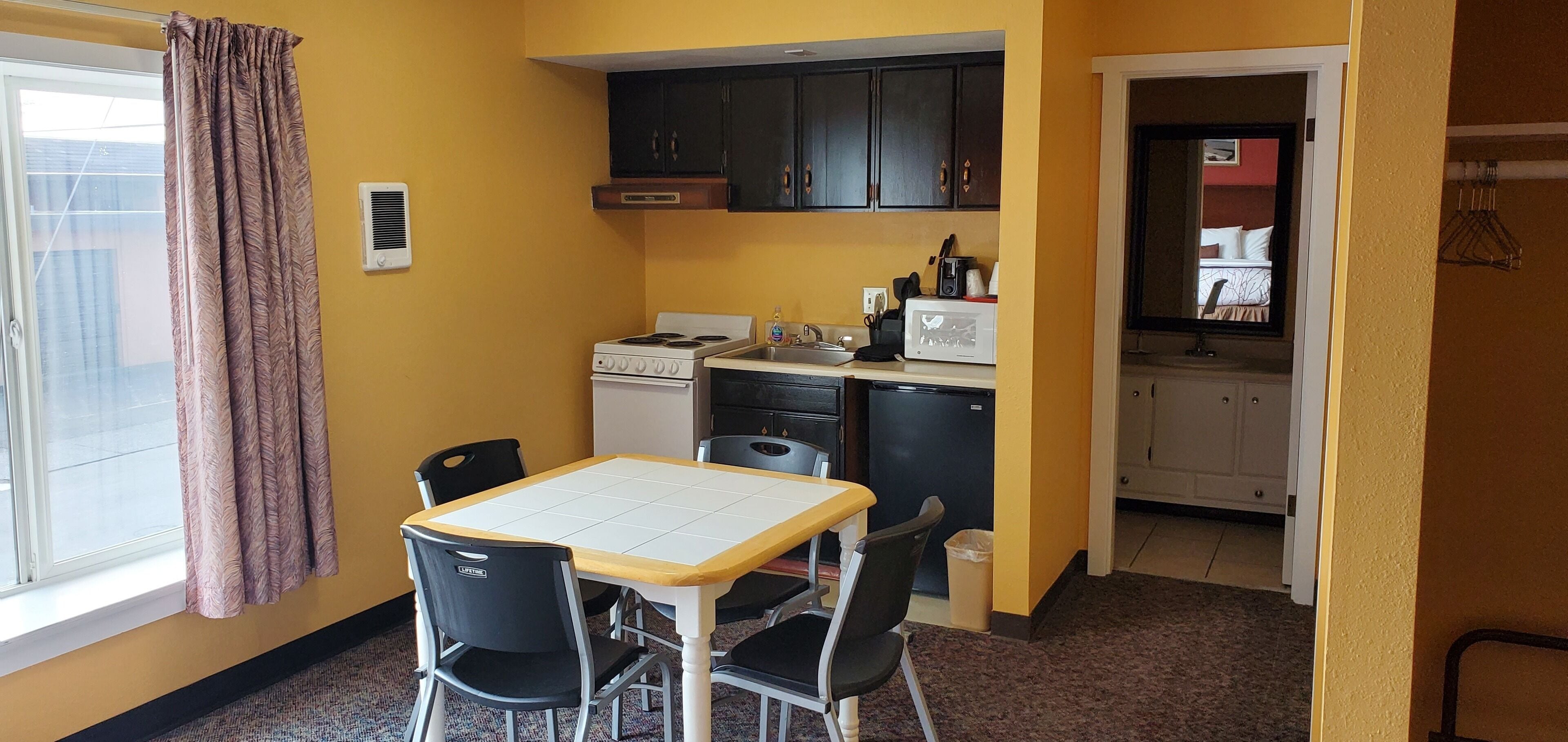 Ropa de cama de alta calidad y caja de seguridad en la habitación 