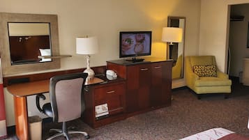 أغطية فراش متميزة وخزنة داخل الغرفة وطراز فريد لكل وحدة ومكتب