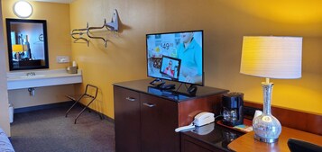 Deluxe Room, 1 King Bed, Non Smoking | Premium bedding, in-room safe, individually furnished, desk