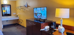 Deluxe Room, 1 King Bed, Non Smoking | Premium bedding, in-room safe, individually furnished, desk - Olympic Inn & Suites (Aberdeen)