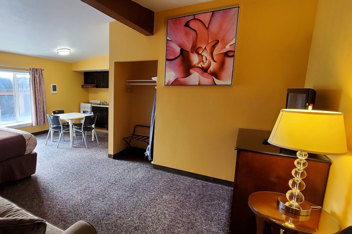 Executive Room, 2 Queen Beds, Non Smoking, Kitchen | 1 bedroom, premium bedding, in-room safe, individually furnished