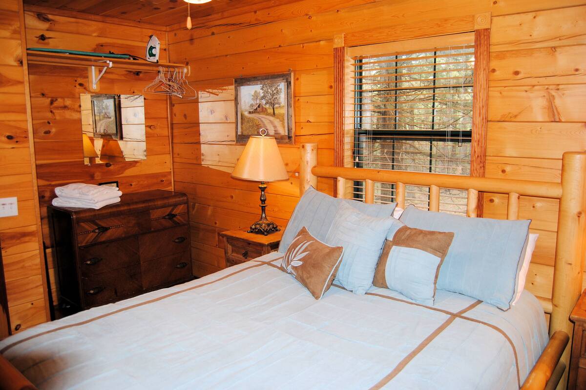 Superior Cabin, 1 Queen Bed | Premium bedding, iron/ironing board