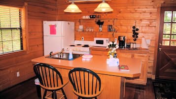 Kabin Superior, 1 Tempat Tidur Queen | Dapur pribadi | Lemari es besar, microwave, kompor, dan mesin pencuci piring